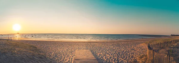 Панорамный Вид Пляжи Острова Восходе Солнца Спокойным Морем Красивый Минималистский — стоковое фото