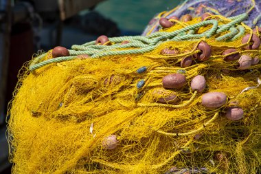Turuncu yüzgeçli renkli sarı ve mor balıkçı ağları. Parlak çok renkli arkaplan. Hobi balıkçılık konsepti. Boşluğu kopyala.