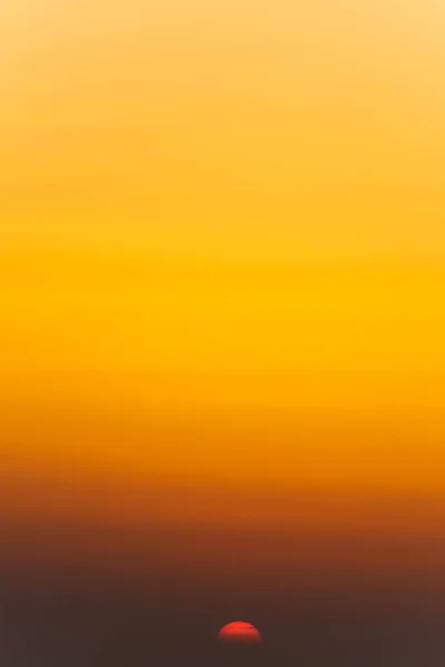 Закат Над Морем Оранжевое Желтое Небо Красным Солнцем Формат Портрета — стоковое фото