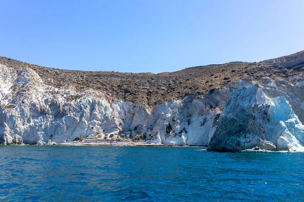Beyaz plajın panoramik manzarası, Akrotiri, Santorini, Cyclades, Yunanistan. Yelkenli tekneden vurulmuş. mavi deniz ve mavi gökyüzü