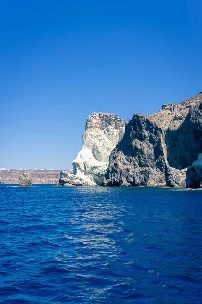 Skała Kształcie Twarzy Błękitnym Morzu Przeciwko Błękitnemu Niebu Akrotiri Santorini — Zdjęcie stockowe
