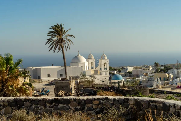 Megalochori, Santorini, Cyclades, Yunan köyündeki tipik ortodoks beyaz kilisesi. Gökyüzü mavi