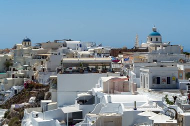 Güneşli bir günde tipik beyaz evleri ve kiliseleriyle ünlü Oia 'nın güzel manzarası. Santorini Adası, Kiklad, Yunanistan, Avrupa.