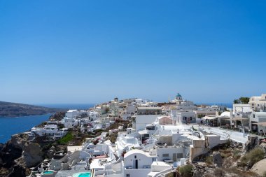 Güneşli bir günde tipik beyaz evleri olan ünlü Oia 'nın güzel manzarası. Santorini Adası, Kiklad, Yunanistan, Avrupa.