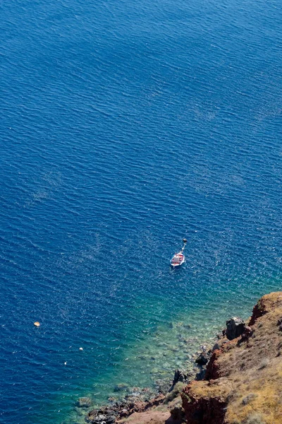 Uitzicht Een Boot Zee Vanaf Een Klif Turkoois Water Oia — Stockfoto