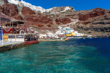 Güneşli bir günde ünlü Oia köyünün altındaki Ammoudi limanından güzel bir panoramik manzara. Resmedilmeye değer doğal arka plan. Santorini Adası, Kiklad, Yunanistan, Avrupa.