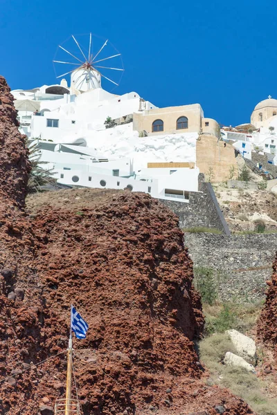 Widok Miasto Oia Wyspie Santorini Starymi Bielonymi Domami Tradycyjnym Wiatrakiem — Zdjęcie stockowe