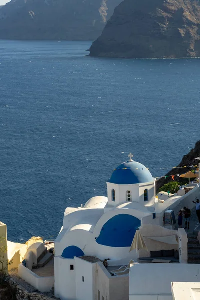 Vista Santorini Com Típica Igreja Cúpula Azul Caldeira Mar Bandeiras — Fotografia de Stock