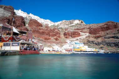 Güneşli bir günde ünlü Oia köyünün altındaki Ammoudi limanından güzel bir panoramik manzara. Resmedilmeye değer doğal arka plan. Santorini Adası, Kiklad, Yunanistan, Avrupa.