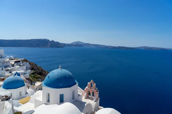 Vista Santorini Com Típica Igreja Cúpula Azul Mar Casas Brancas — Fotografia de Stock