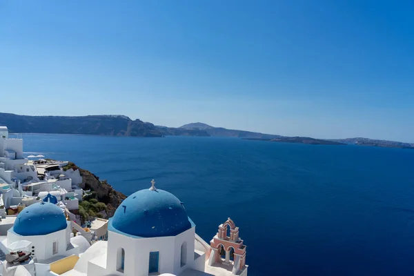 Vista Santorini Com Típica Igreja Cúpula Azul Mar Caldeira Santorini — Fotografia de Stock