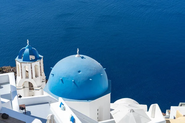 Вид Санторини Типичной Синей Купольной Церковью Морем Белыми Домами — стоковое фото