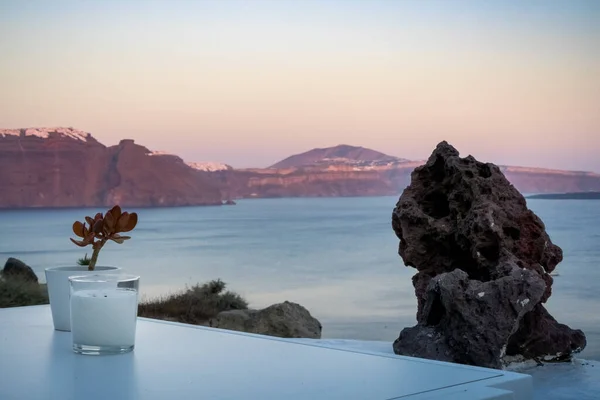 Kerzen Und Pflanzendekoration Auf Einem Weißen Tisch Oia Insel Santorin — Stockfoto