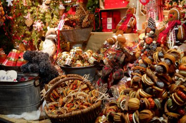 Kurumuş meyve ve Edinburgh Noel pazarında satılık diğer Noel süsleri.