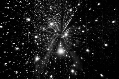 Başka bir galaksiye giden yolu gösteren ışıkları yansıtan