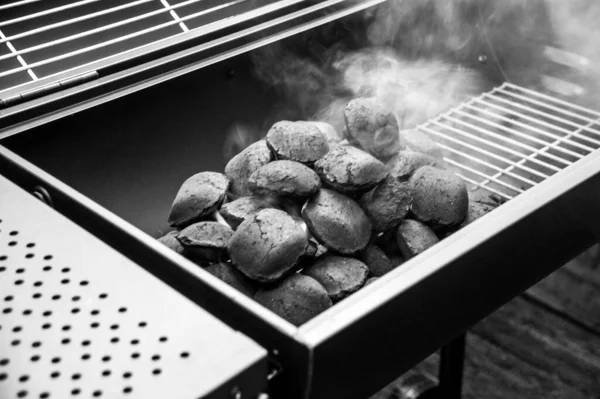 Een Zwart Wit Beeld Van Een Barbecue Die Aangestoken Warm — Stockfoto