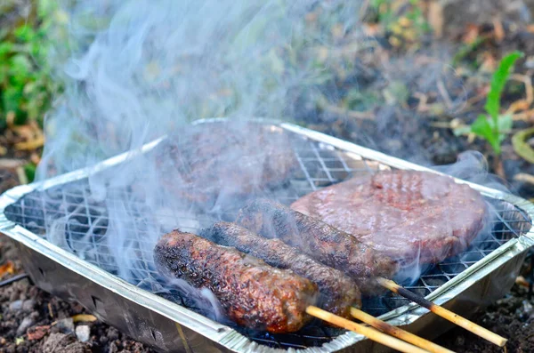 Een Wegwerp Barbecue Verlicht Het Koken Van Vlees Klaar Voor — Stockfoto
