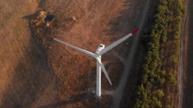 Hava Günbatımı. Rüzgar Türbini Güç Jeneratörleri. Temiz ve Yenilenebilir Enerji.