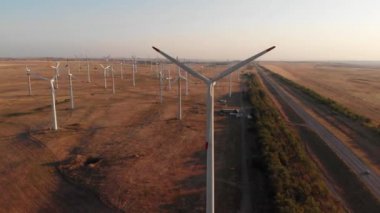 Hava Günbatımı. Rüzgar Türbini Güç Jeneratörleri. Temiz ve Yenilenebilir Enerji.