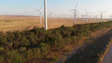 Hava Günbatımı. Rüzgar Türbini Güç Jeneratörleri. Temiz ve Yenilenebilir Enerji.