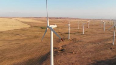 Hava Günbatımı. Rüzgar Türbini Güç Jeneratörleri. Temiz ve Yenilenebilir Enerji.