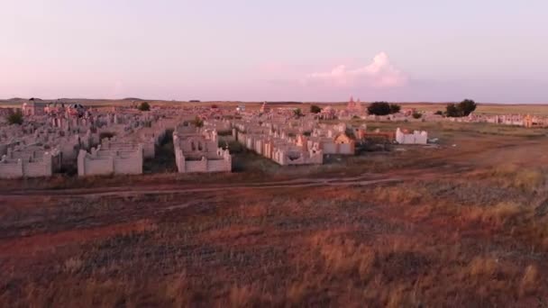 Sunset Aerial. Nécropole. Cimetière musulman. La ville des morts. Kazakhstan. — Video