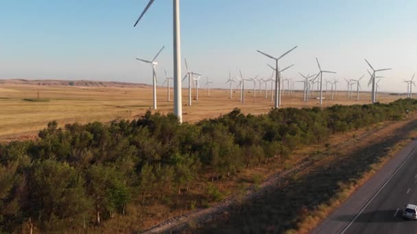 Letecký západ slunce. Generátory větrné turbíny. Čistá a obnovitelná energie. — Stock video