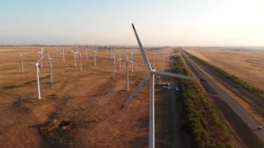 Hava Günbatımı. Rüzgar Türbini Güç Jeneratörleri. Temiz ve Yenilenebilir Enerji.