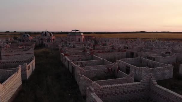 Sonnenuntergang. Nekropole. Muslimischer Friedhof. Stadt der Toten. Kasachstan. — Stockvideo