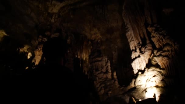 Hombre Clave Baja Con Vistas Cueva Iluminada Roof High Ángulo — Vídeo de stock