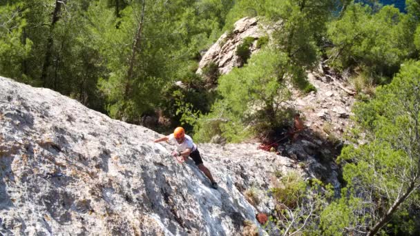 Uomo Guida Arrampicata Nella Roccia Naturale Vicino Mare Sulla Costa — Video Stock