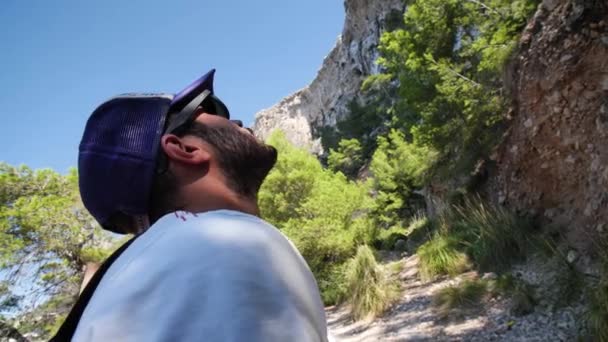 Człowiek Widokiem Klify Górskie Wybrzeżu Andratx Wyspie Majorka Hiszpania Niski — Wideo stockowe