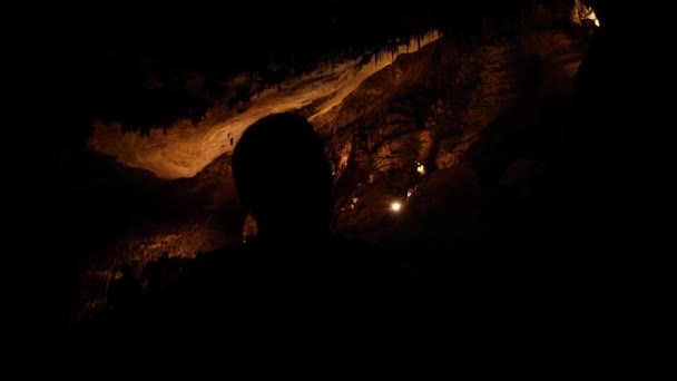 Hombre Caminando Baja Llave Con Vistas Cueva Iluminada Roof High — Vídeo de stock