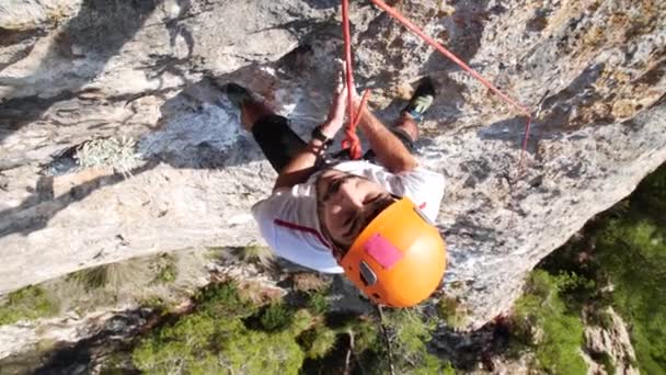 Mann Führen Klettern Der Natur Felsen Und Seil Hängend Neben — Stockvideo