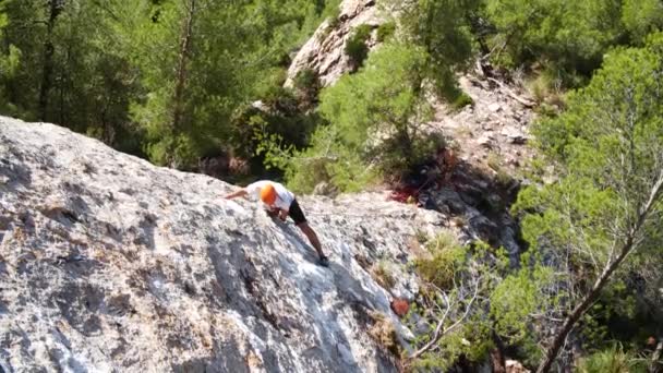 Man Lead Climbing Nature Rock Cliping Next Quickdraw Next Sea — Stock Video