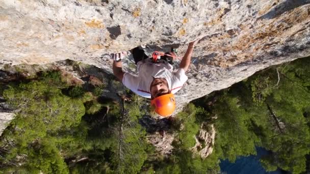 Mann Führen Klettern Der Natur Felsen Neben Dem Meer Der — Stockvideo