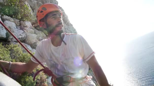 Man Schließlich Führen Klettersport Route Neben Dem Meer Mit Blick — Stockvideo