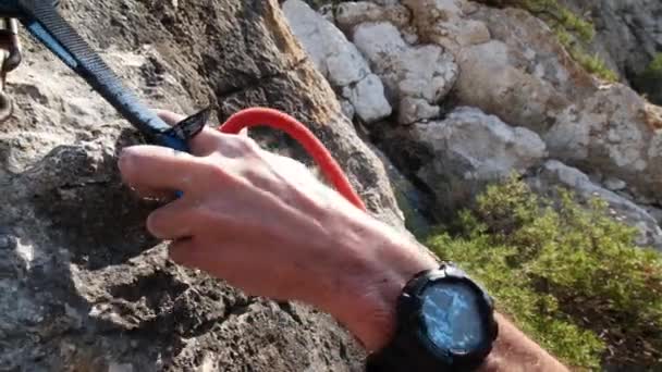 Uomo Guida Arrampicata Nella Roccia Naturale Ritaglia Discesa Finale Vicino — Video Stock