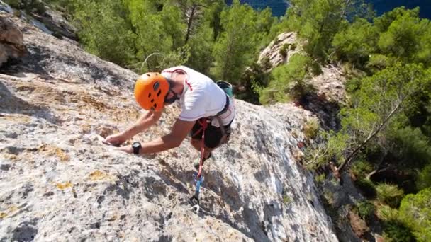 Uomo Guida Arrampicata Nella Roccia Naturale Ritaglia Prossima Retata Vicino — Video Stock