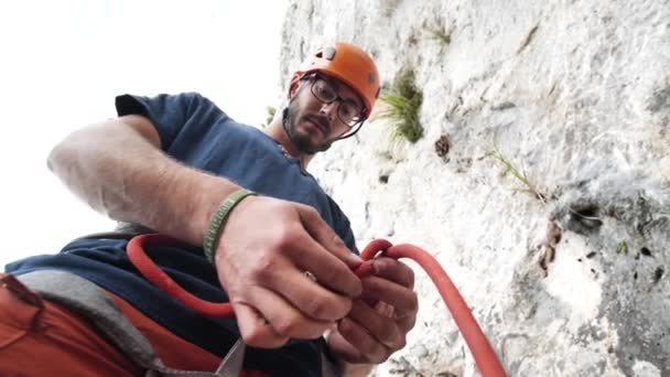 Mann Bindet Seinen Sicherheitsknoten Macht Sich Bereit Zum Klettern Betlem — Stockvideo