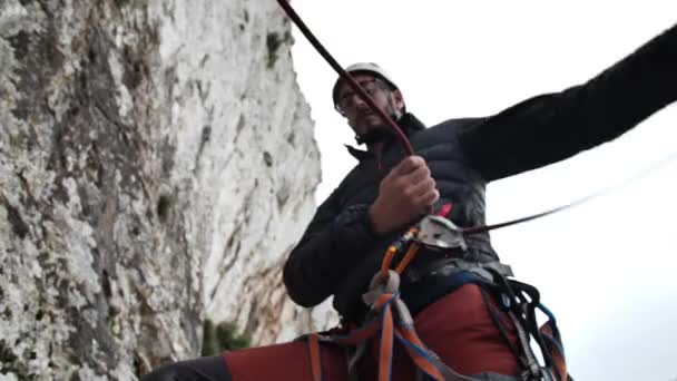 Homem Recuperando Corda Enquanto Atrasa Seu Parceiro Escalada Betlem Maiorca — Vídeo de Stock