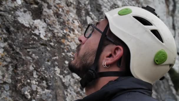 Mann Belagert Seinen Kletterpartner Betlem Mallorca Spanien Großaufnahme Hoher Winkel — Stockvideo