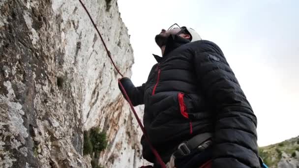 Mann Gibt Seil Während Seinen Kletterpartner Betlem Mallorca Spanien Befestigt — Stockvideo