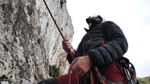 Mies Belaying Hänen Kiipeilykumppani Betlem Mallorca Espanja Korkea Kulma Parallaksi — kuvapankkivideo