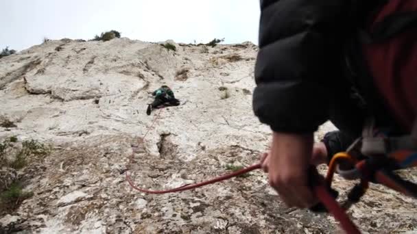 友人ベレム マヨルカ島 スペインで登山 高角度 視差運動 60P — ストック動画