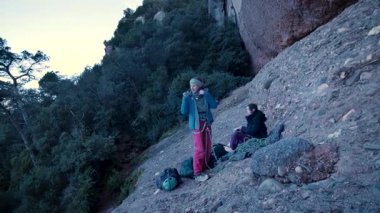 Dişi arkadaşlar gerçek kayaya tırmanıyorlar. Yüksek kalite 4k görüntü