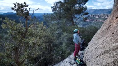Arkadaşlar Siurana 'ya tırmanıyor ve günü dışarıda geçiriyorlar. Yüksek kalite 4k görüntü