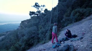 Dişi arkadaşlar gerçek kayaya tırmanıyorlar. Yüksek kalite 4k görüntü