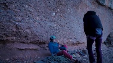 Dişi arkadaşlar gerçek kayaya tırmanıyorlar. Yüksek kalite 4k görüntü