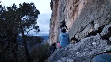 Arkadaşlar Siurana 'ya tırmanıyor ve günü dışarıda geçiriyorlar. Yüksek kalite 4k görüntü